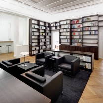 Die Bibliothek im Herrenzimmer-Stil wurde mit maßgefertigten Regalen und bequemen Ledersesseln von Walter Knoll ausgestattet.