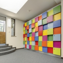 Die in die Wand eingebauten Fächer für die Wertsachen der Mitarbeiter sind ein Helten-Entwurf. Die in die Wand eingebauten Fächer für die Wertsachen der Mitarbeiter sind ein Helten-Entwurf.