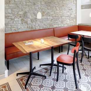 Die im Untergeschoss gelegene Cafeteria wurde ebenfalls mit Vitra ausgestattet. Der Klassiker Nelson Table und der Basel Chair - eine Hommage von Jasper Morrison an den Frankfurter Küchenstuhl - harmonieren perfekt mit den alten Elementen des Raumes und der nach Maß angefertigten ledernen Eckbank.