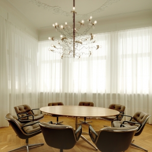 Im Konferenzraum kamen mit dem Tisch und den Pollock-Sesseln (Herman Miller) Möbel zum Einsatz, die bereits vor 40 Jahren von uns an den Unternehmensgründer geliefert worden waren. Die Hängeleuchte Birdie von Ingo Maurer entfaltet unter der Stuckdecke ihre volle Wirkung.